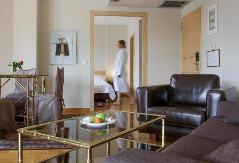 جناح دور أخير, Astoria Hotel Thessaloniki