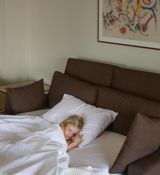 جناح جونيور, Astoria Hotel Thessaloniki
