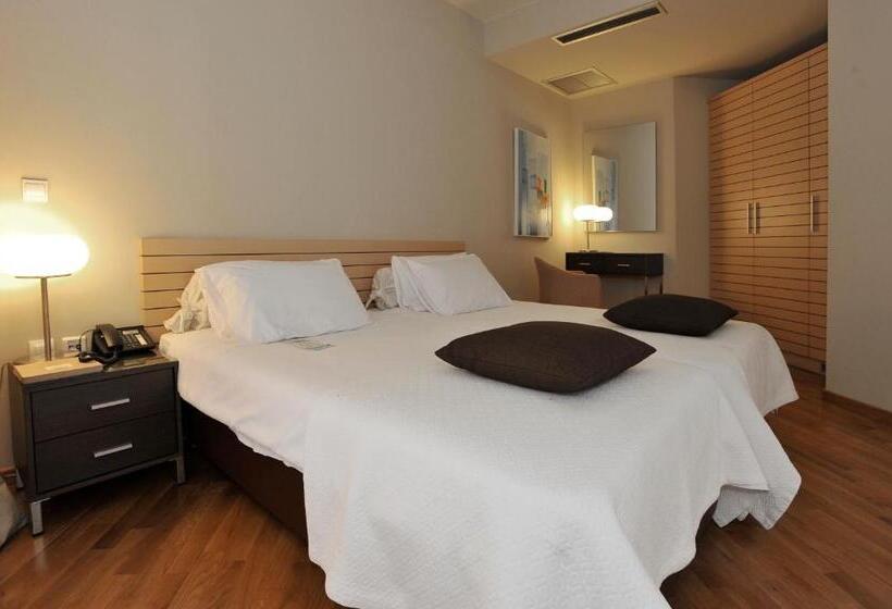 جناح جونيور, Astoria Hotel Thessaloniki