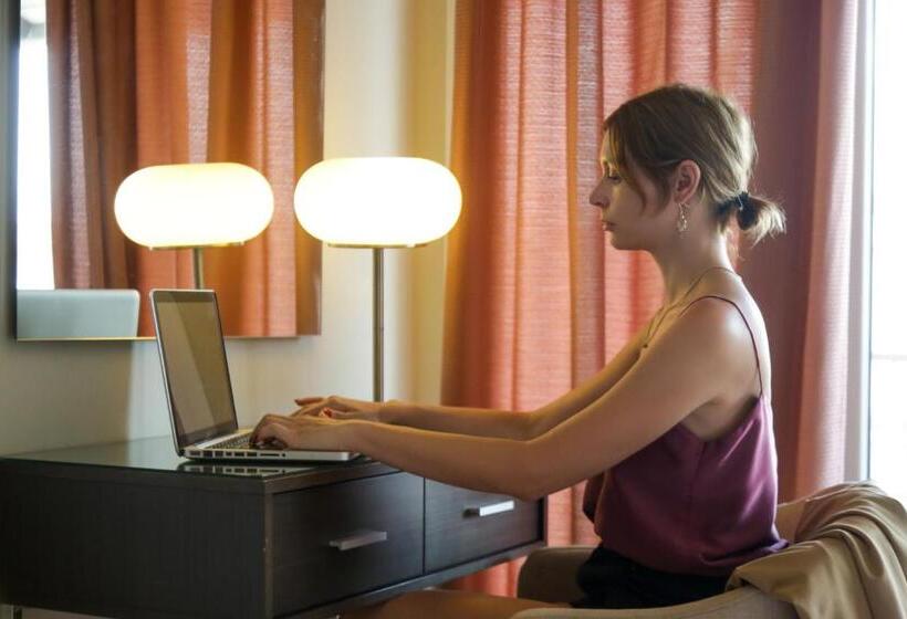 جناح دور أخير, Astoria Hotel Thessaloniki