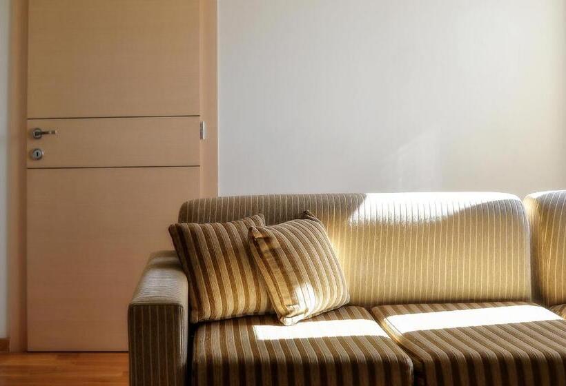 جناح دور أخير, Astoria Hotel Thessaloniki