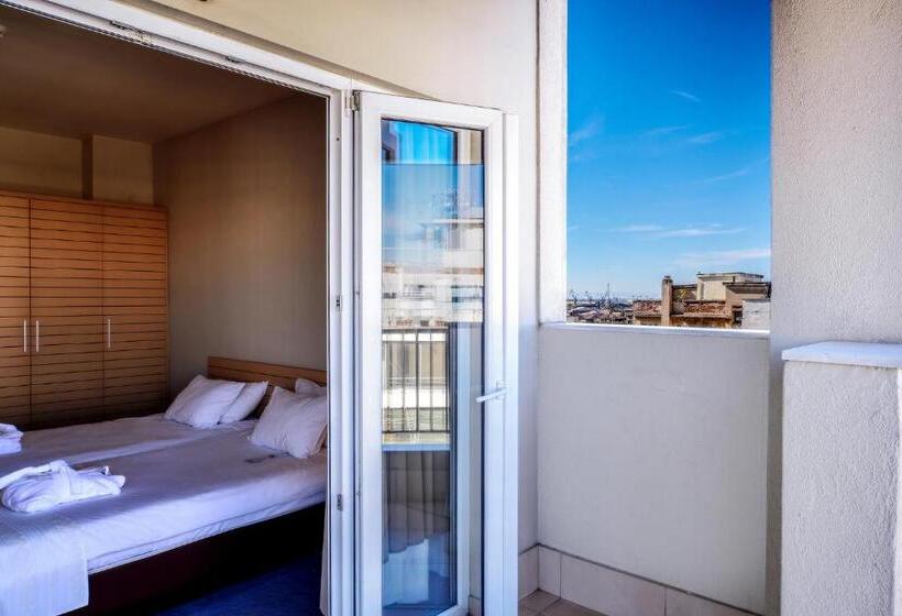 جناح دور أخير, Astoria Hotel Thessaloniki