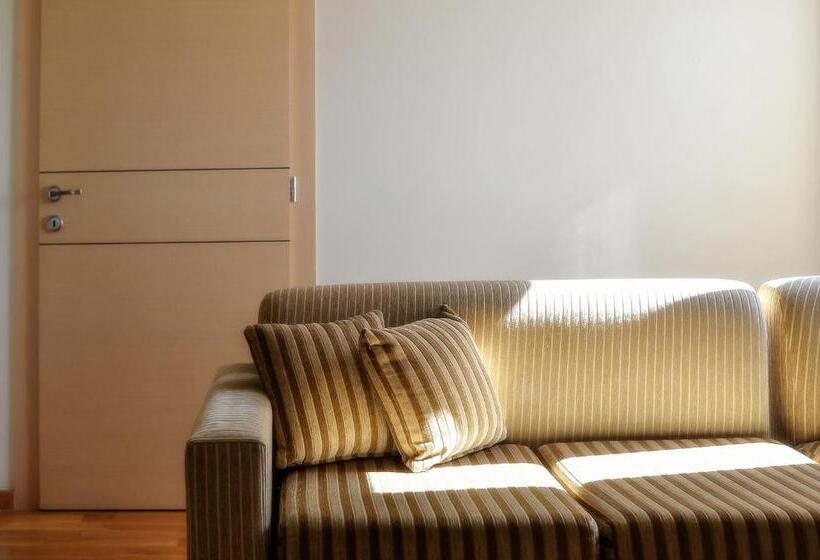 جناح دور أخير, Astoria Hotel Thessaloniki