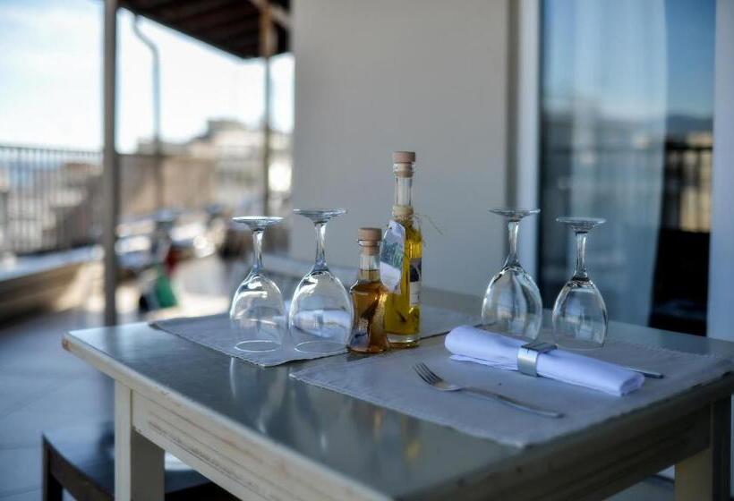 جناح دور أخير, Astoria Hotel Thessaloniki