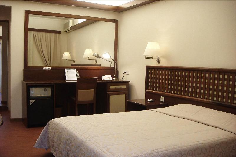 חדר סטנדרט לשלושה, Evridiki