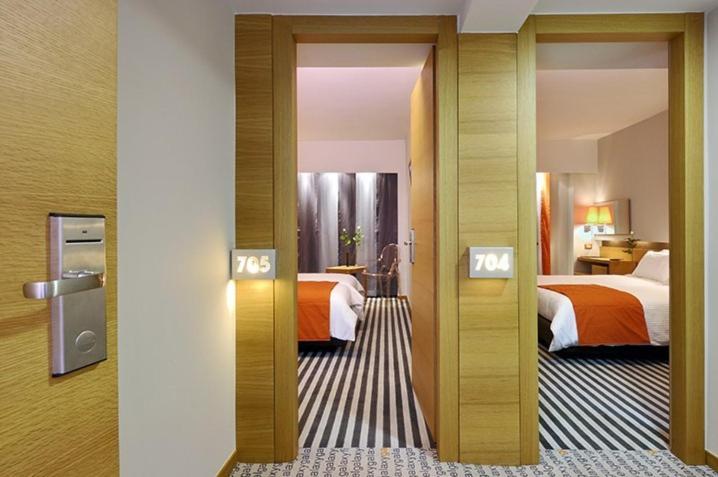 חדר משפחתי, Galaxy City Center