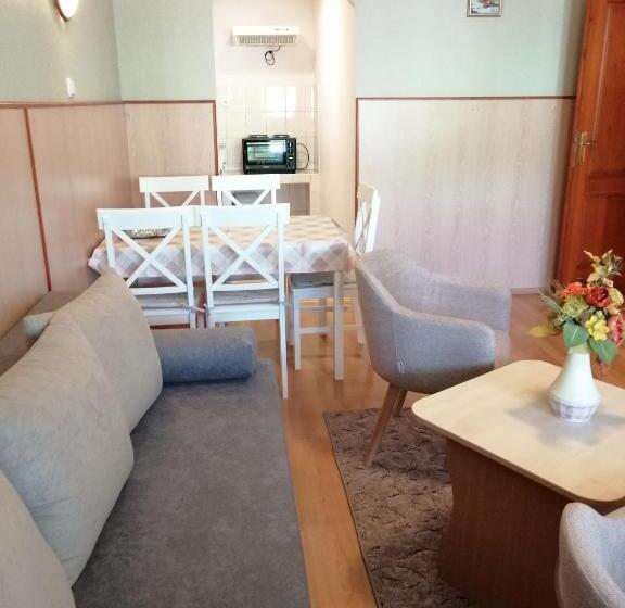 Family Suite, Hőforrás