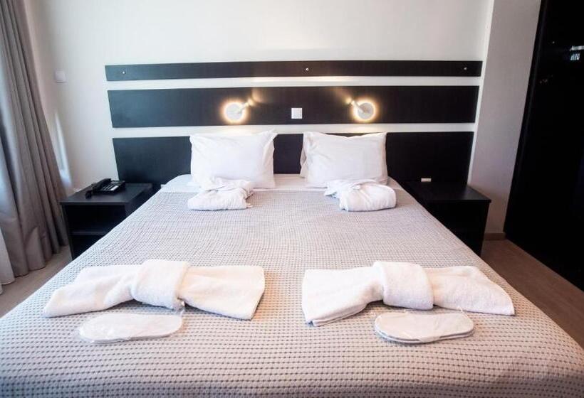 חדר סופריור, John S