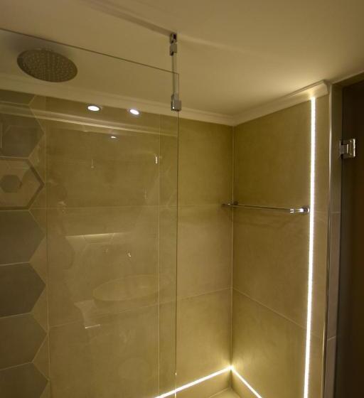 חדר סופריור, John S