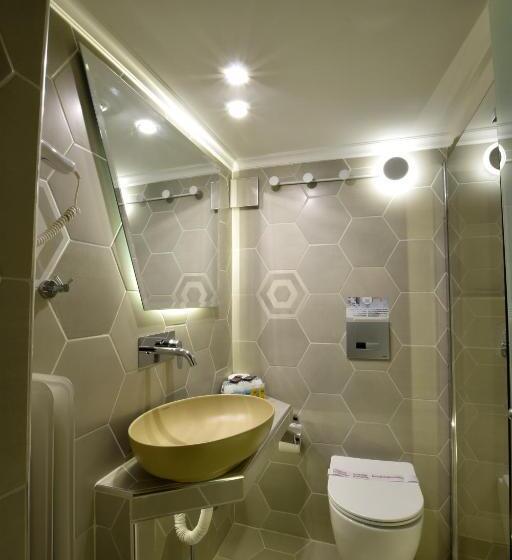 חדר סופריור, John S