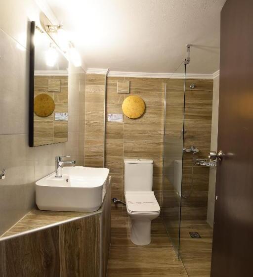 חדר סטנדרט לשלושה, John S