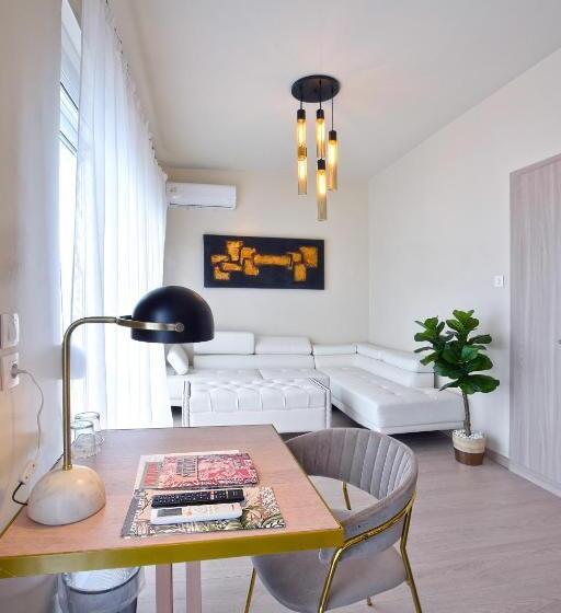 מיטת קינג בסוויטה, John S