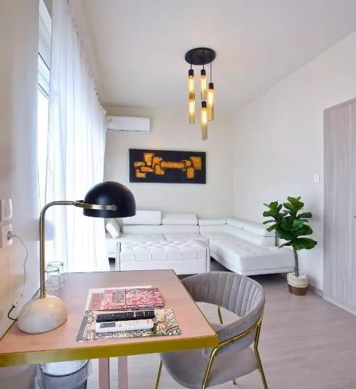 Suite Lit King, John S