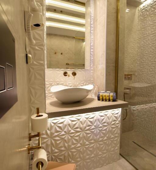 סוויטה עם ג'קוזי, John S