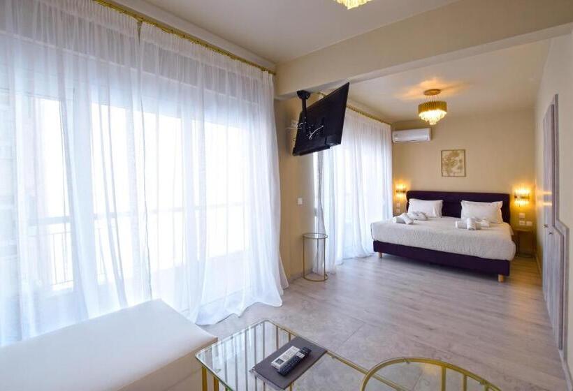 סוויטה עם ג'קוזי, John S