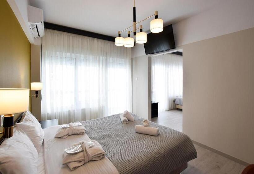 חדר משפחתי, John S