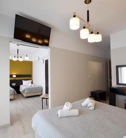 חדר משפחתי, John S