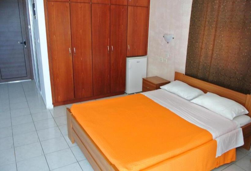 Номер Стандарт Вид на Бассейн, Kokalakis