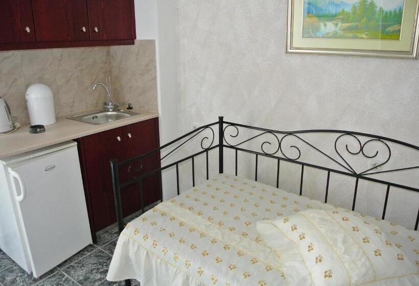 Номер Стандарт Вид на Сад, Kokalakis