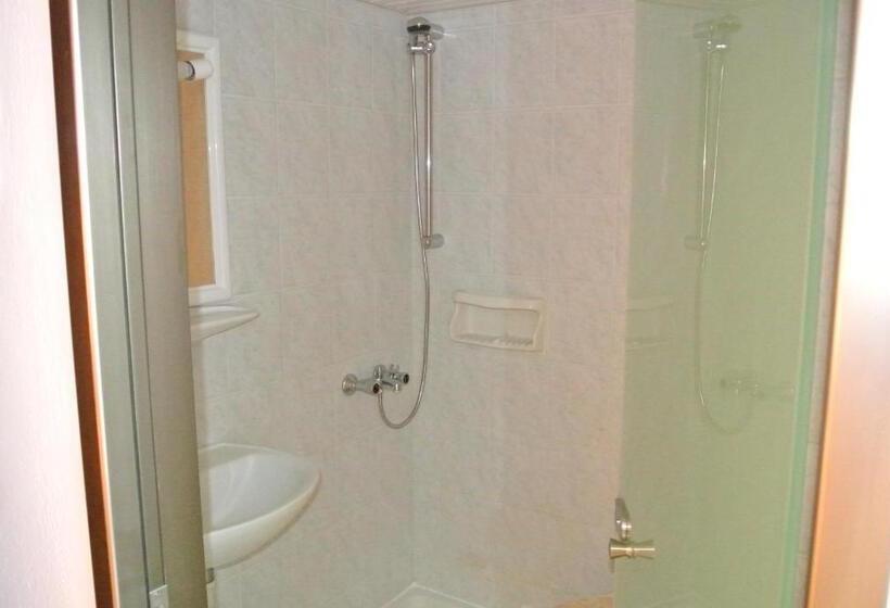 Номер Стандарт Вид на Сад, Kokalakis