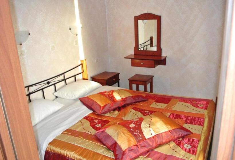 Номер Стандарт Вид на Сад, Kokalakis