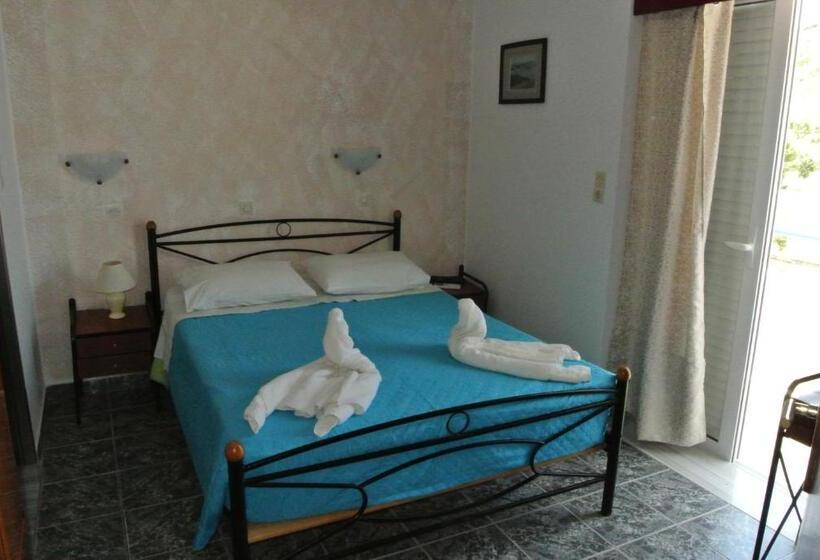 Номер Стандарт Вид на Сад, Kokalakis