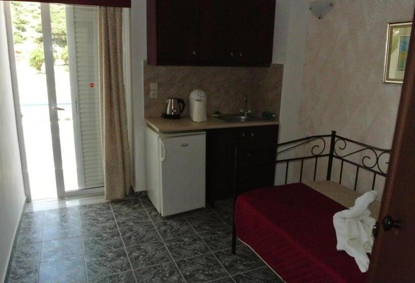 Номер Стандарт Вид на Сад, Kokalakis