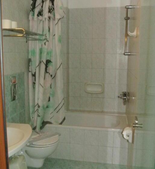 Номер Deluxe, Kokalakis