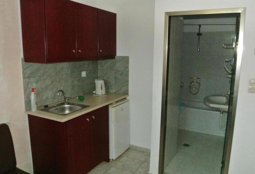 Номер Стандарт Трехместный, Kokalakis