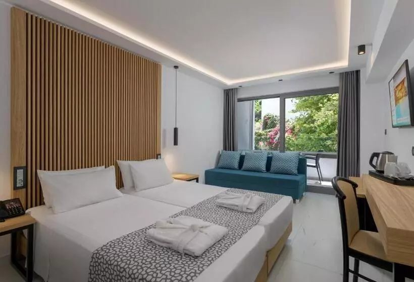 Chambre Triple Supérieure, Oceanis Beach