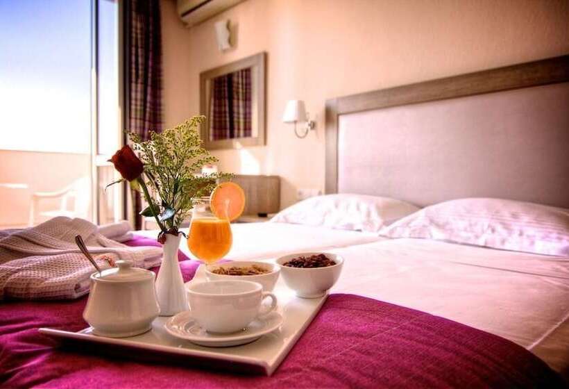 Superior Szoba, Solimar Dias