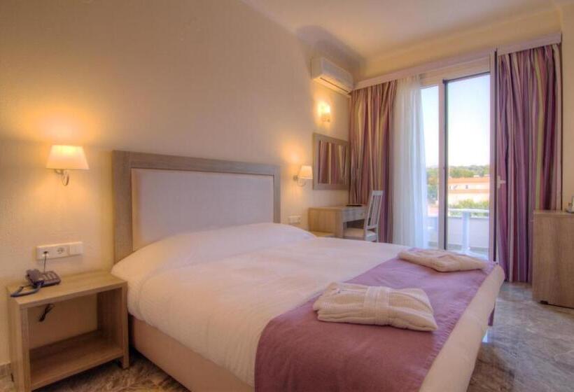 Superior Szoba, Solimar Dias