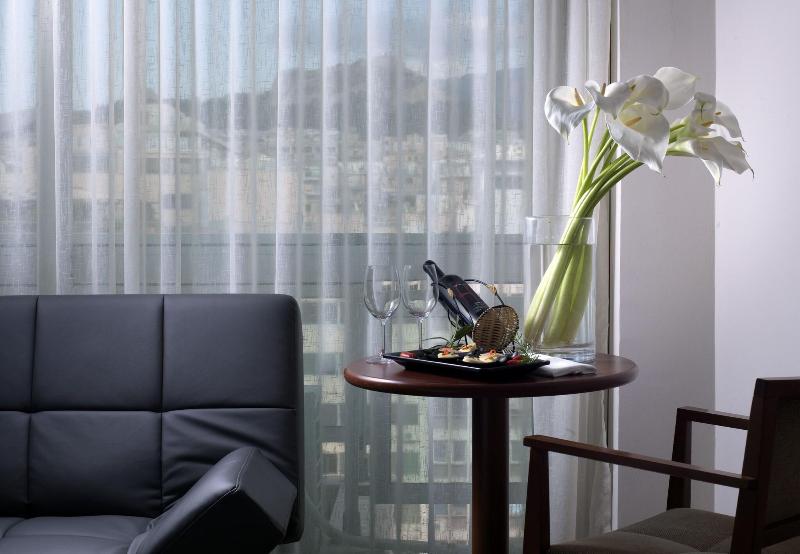 주니어 스위트, The Stanley