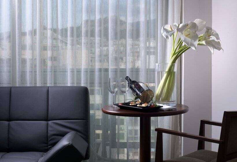 주니어 스위트, The Stanley