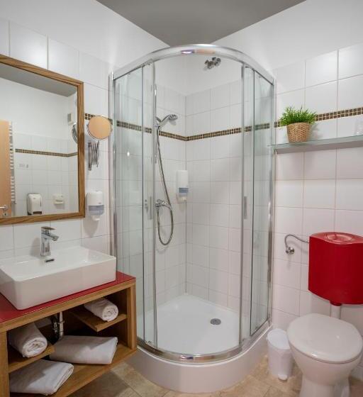 Suite, átrium Rooms & Café