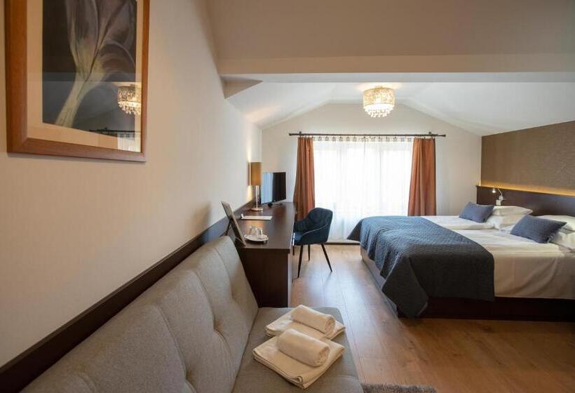 Quarto Triplo Standart, átrium Rooms & Café