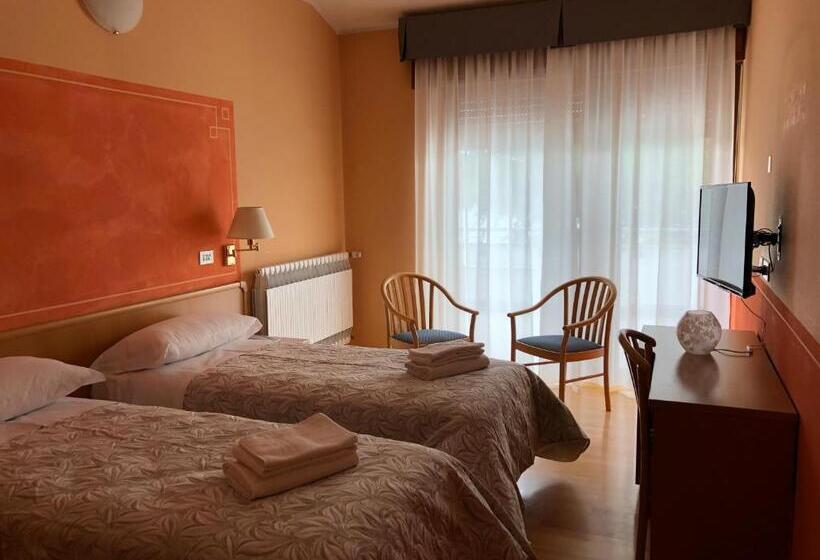 غرفة قياسية مطلّة علي البحيرة, Chalet Del Lago