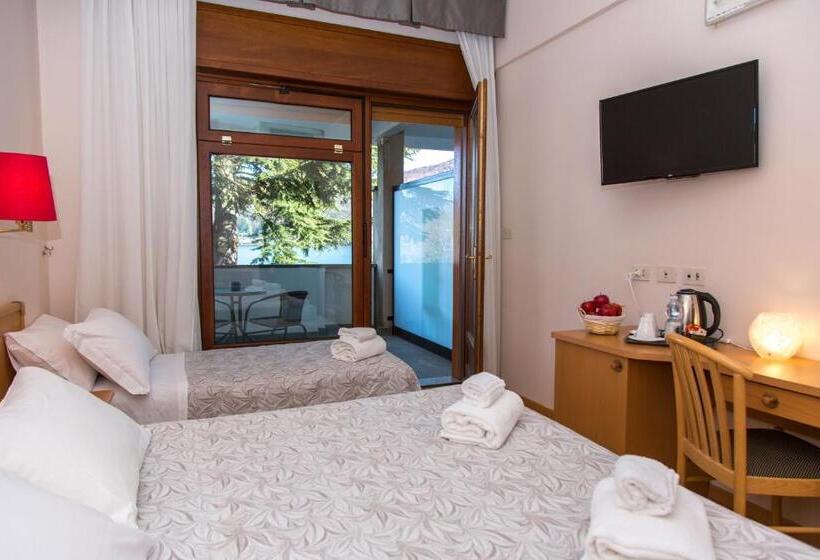 غرفة قياسية ثلاثية, Chalet Del Lago