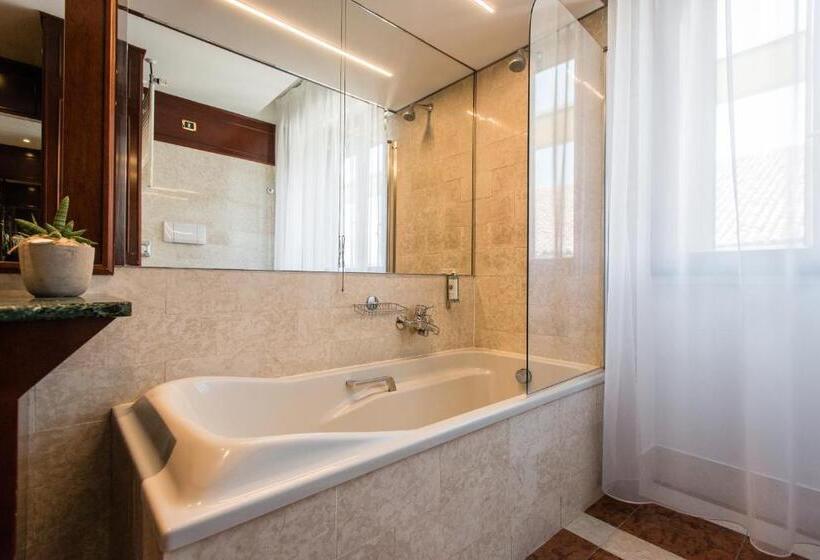 Deluxe Room, Alli Due Buoi Rossi