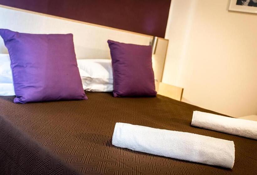 חדר סטנדרט לשלושה, Antares