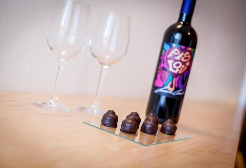 חדר סטנדרטי לחמישה אנשים, Antares