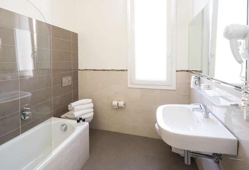 Habitació Triple Clàssica, Astoria