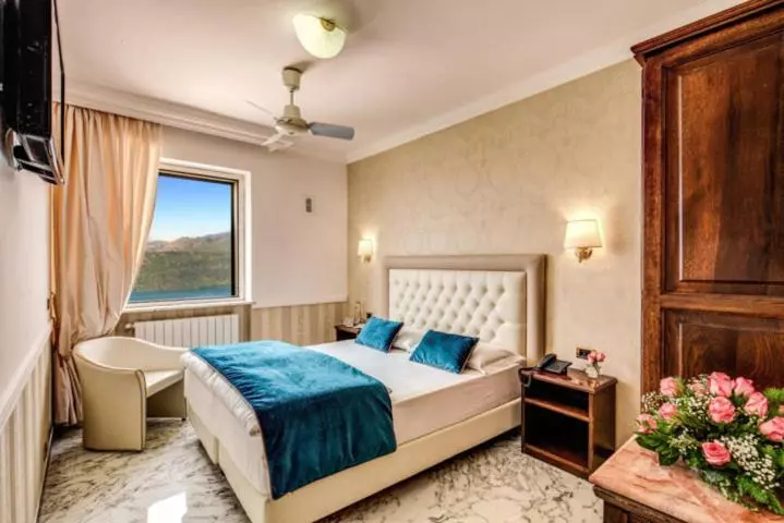Comfort room with lake view, Castel Vecchio