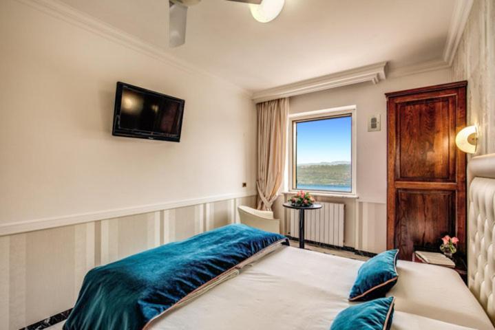Comfort room with lake view, Castel Vecchio