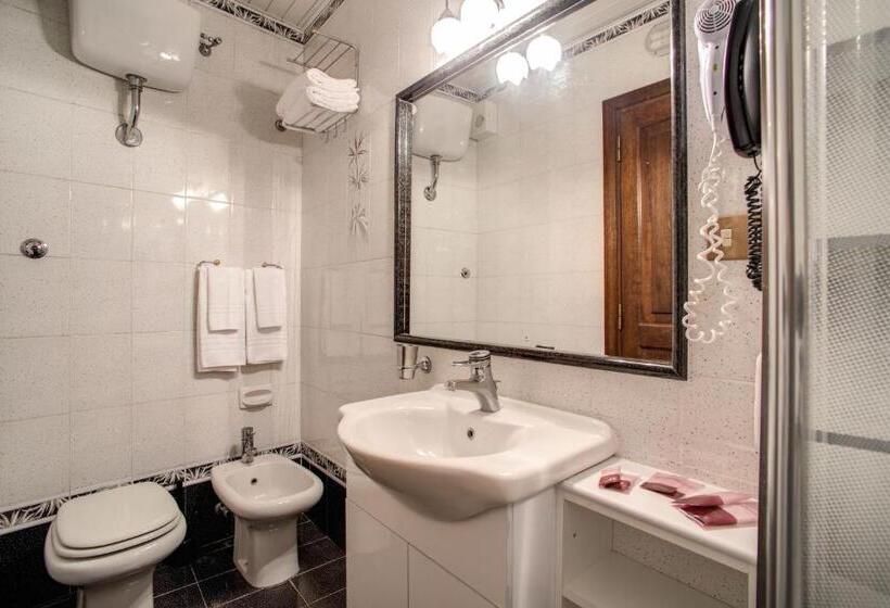 Superior room with lake view, Castel Vecchio