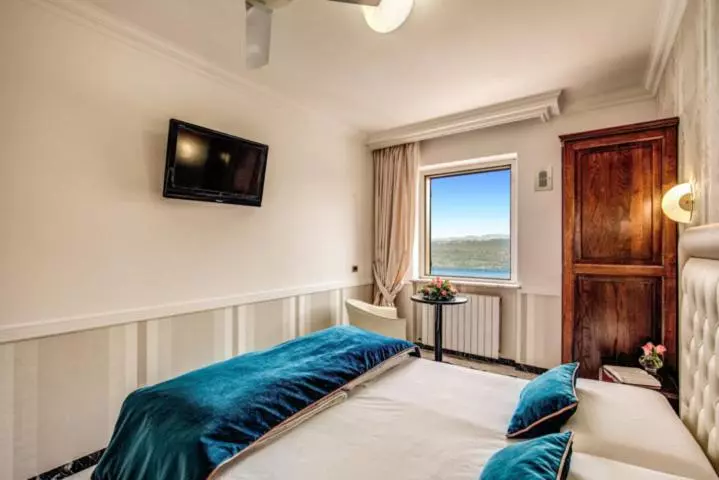 Superior room with lake view, Castel Vecchio