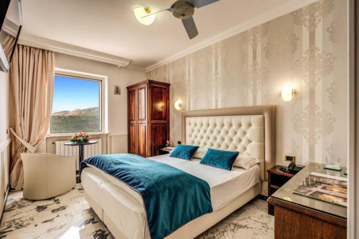 Superior room with lake view, Castel Vecchio