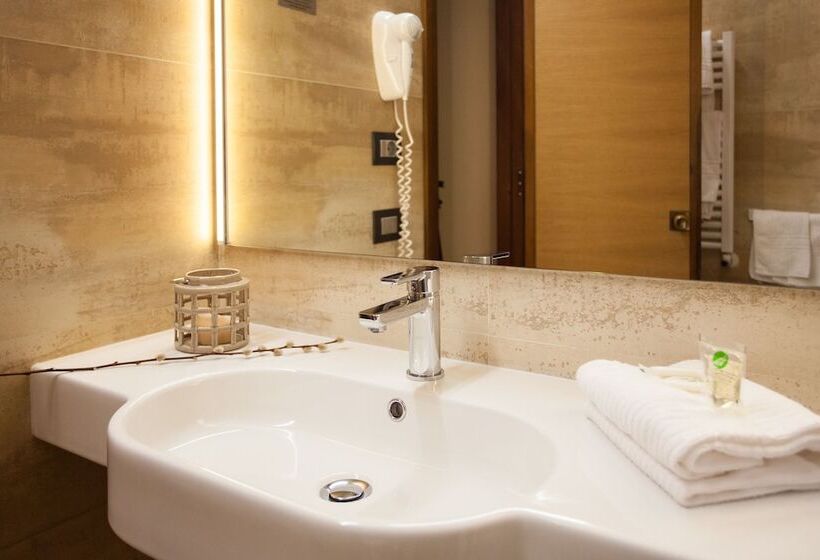 חדר סופריור לשלושה, Italia