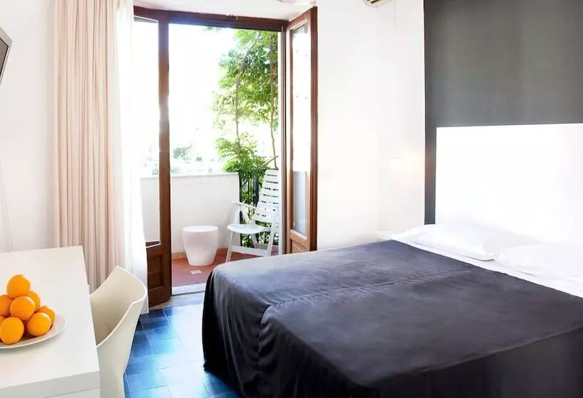 Habitació Triple Estàndard Vista Jardí, La Playa