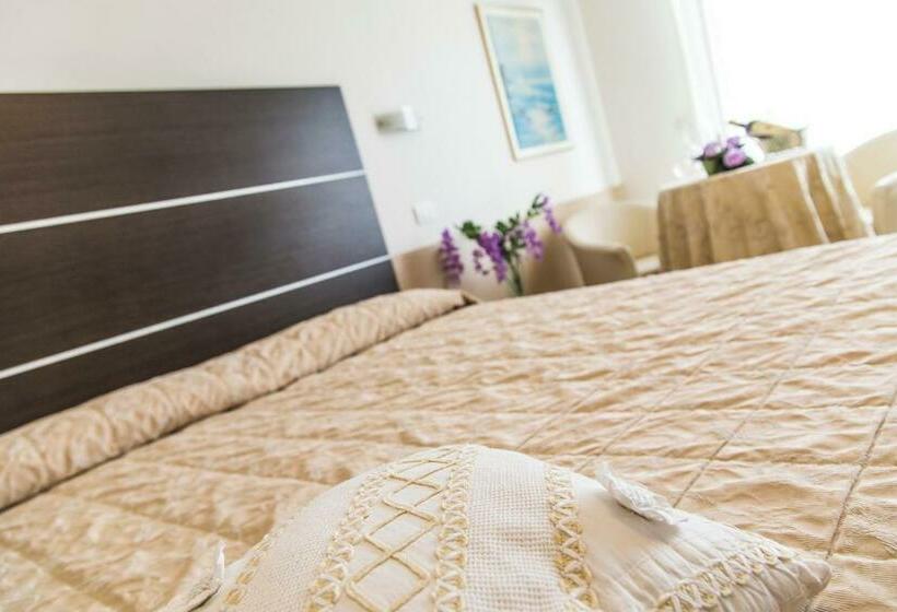 اتاق خانوادگی, Renzo